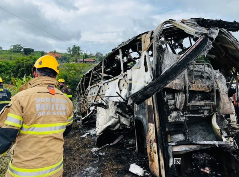 Número de mortos no acidente de MG entre carreta e ônibus sobe para 41 
