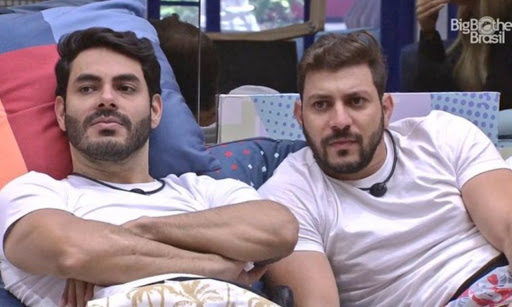 Enquete aponta disputa acirrada entre Caio e Rodolffo no paredão do BBB21