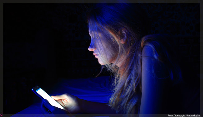 O que é luz azul? Saiba como proteger sua pele do envelhecimento precoce