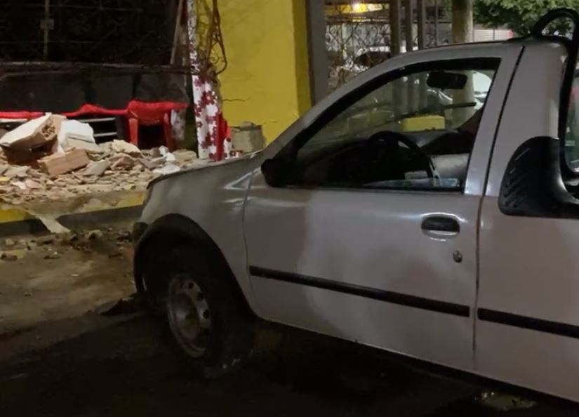 Carro desgovernado vai parar dentro da casa de idosa durante acidente no Amazonas