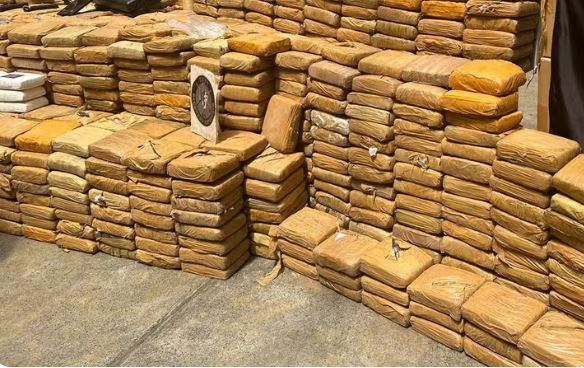 Motorista é preso ao ser flagrado com 1,2 tonelada de drogas em caminhão 