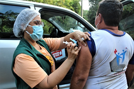 Quase 900 idosos de 60 a 69 anos foram vacinados na zona rural de Manaus