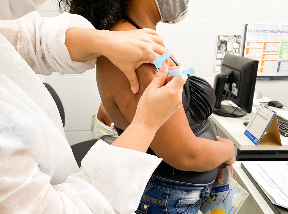 Semsa diz que grávidas podem ter tomado vacina da AstraZeneca em Manaus