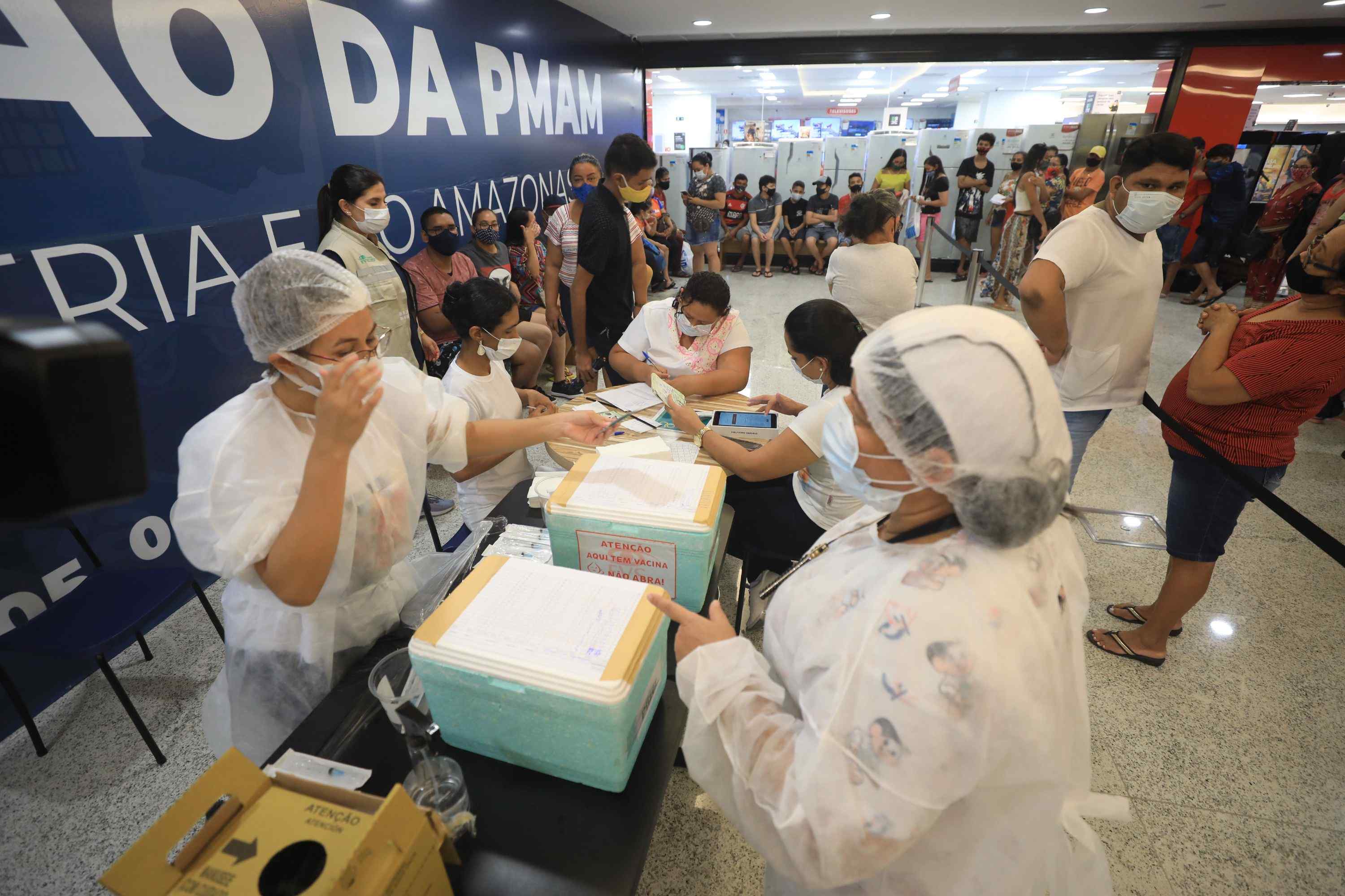 Covid-19: Quase 9 mil doses são aplicadas em 2 dias de vacinação em shoppings de Manaus