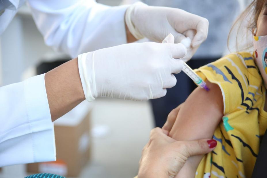 Quatro laboratórios testam vacinas contra covid em crianças e adolescentes