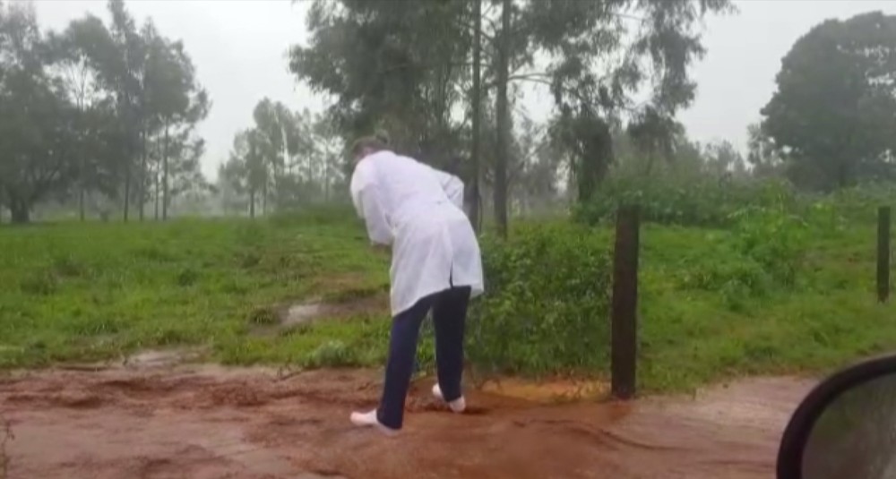 Técnica de enfermagem enfrenta enxurrada para vacinar idosos contra Covid