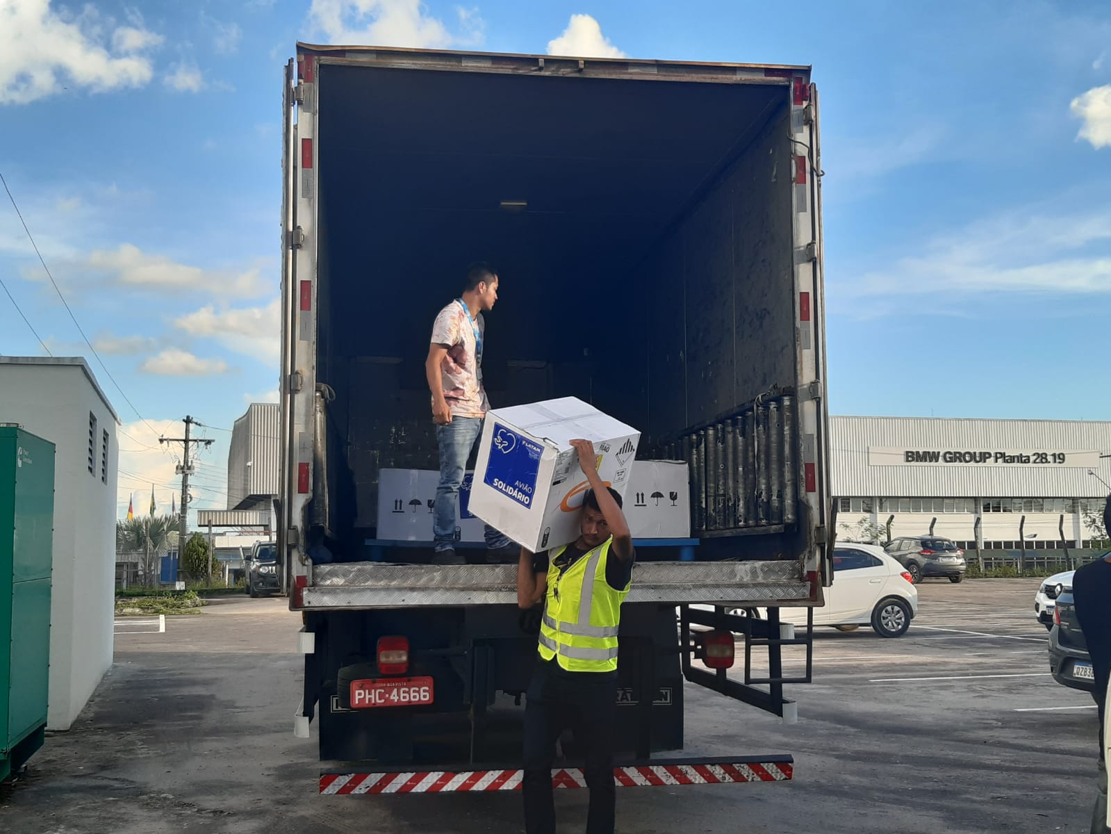 Amazonas recebe mais de 105 mil doses de vacina contra Covid-19 nesta quinta