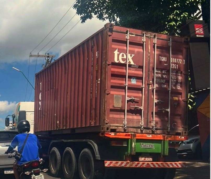 Carreta em pane trava trânsito e causa congestionamento na Av. Efigênio Sales