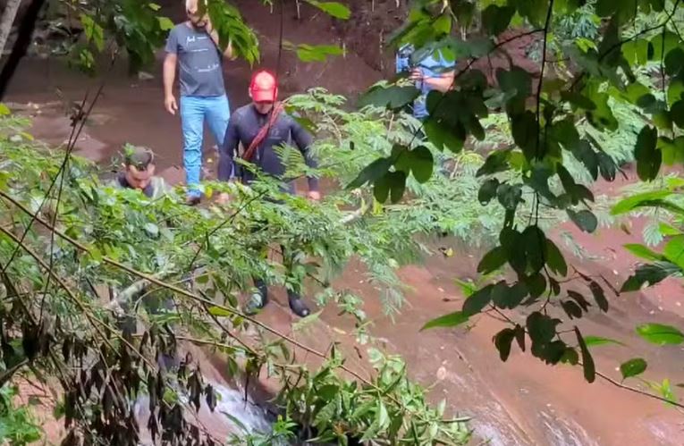 Três adolescentes morrem e uma pessoa some após cabeça d'água atingir cachoeira