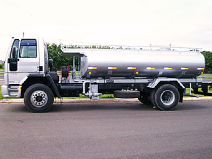 Suspeitos de roubar caminhão com 25 mil litros de combustíveis são presos em Manaus