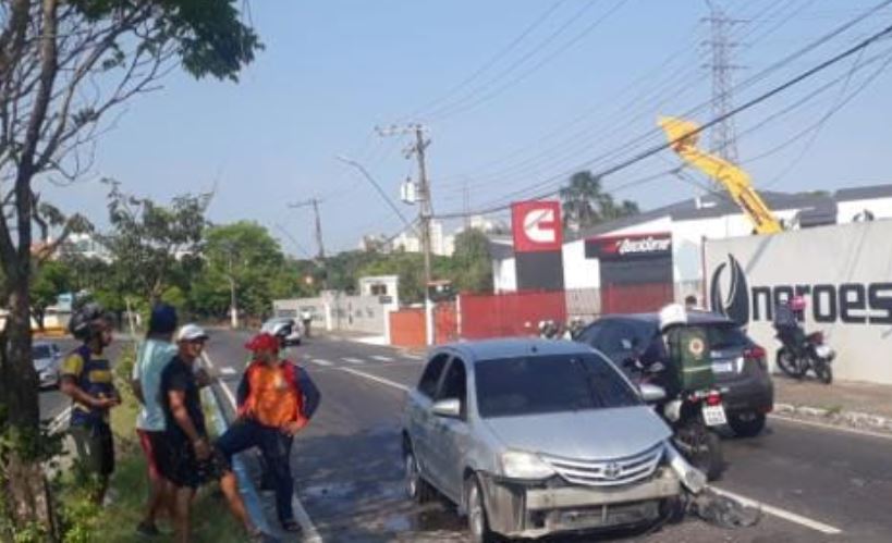 Acidente entre carros deixa três pessoas feridas na av. Efigênio Sales em Manaus