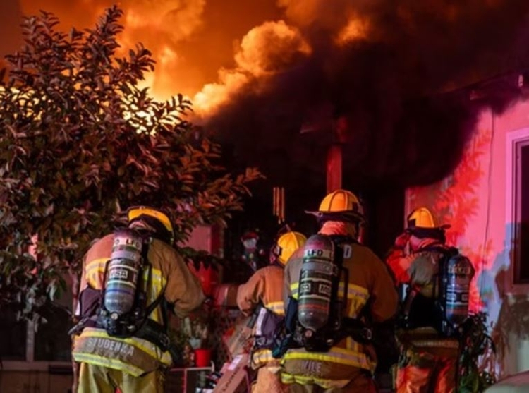 Incêndios em Los Angeles avançam apesar de ventos mais amenos; mortos são 11