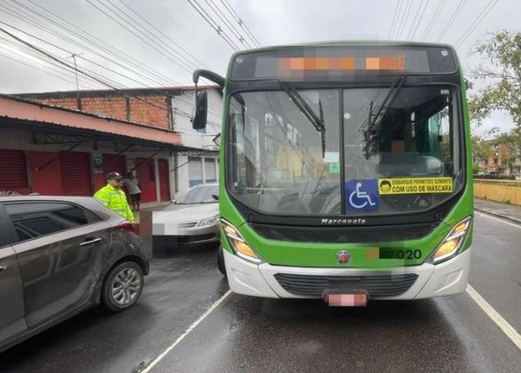 Ônibus em pane deixa trânsito complicado em avenida de Manaus