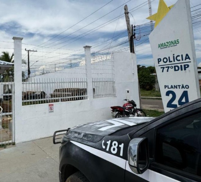 Mãe é presa após padrasto arremessar menino de 6 anos pela janela em Novo Airão 