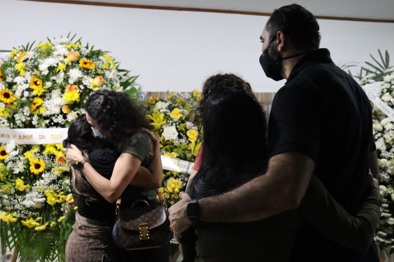 Emoção marca velório de Otávio Raman Neves, dono do Jornal Em Tempo