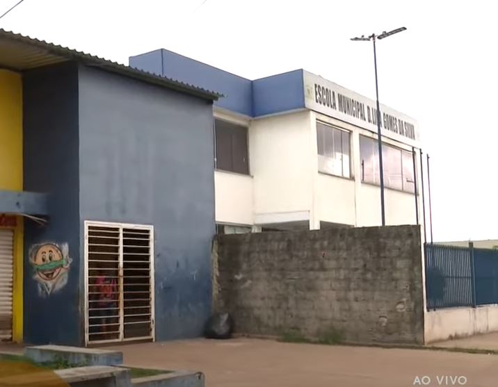 Trancados a cadeado, familiares realizam velório de cantor de forró Romarinho Mec no Amazonas