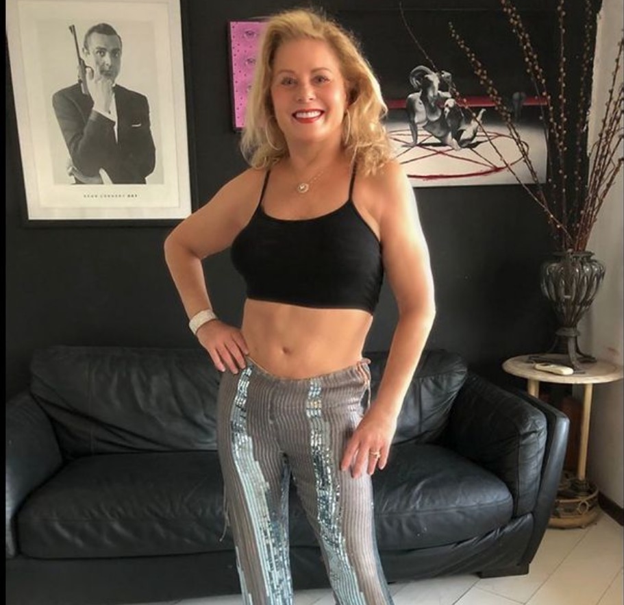 Vera Fischer posa de top e exibe barriga negativa aos 69 anos