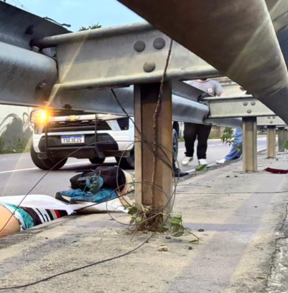 Motociclista 'voa' após colisão e morre preso em fiação elétrica na Av. das Flores