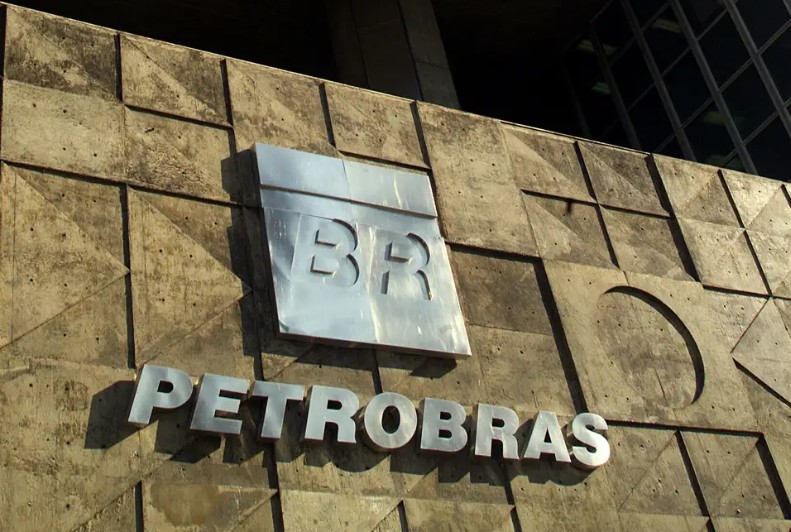 Petrobras anuncia concurso com 1.100 vagas e salários de até R$ 11 mil