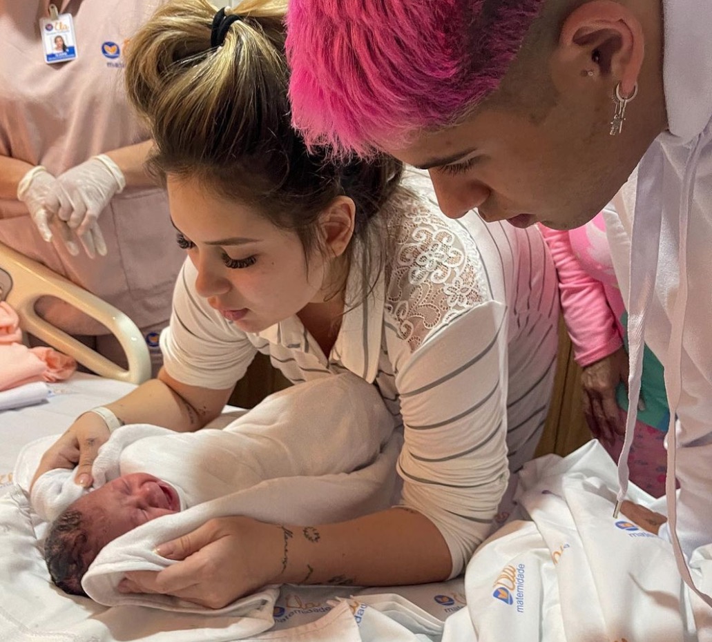 Virginia e Zé Felipe planejam segundo filho 3 dias após nascimento da filha