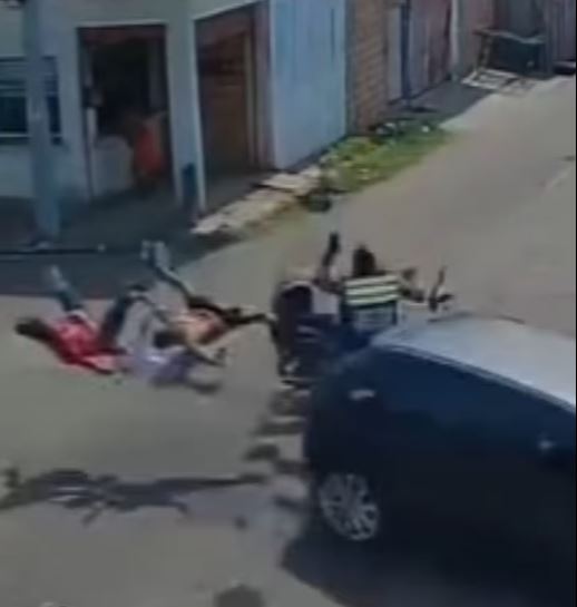 Criança e outras três pessoas 'voam' de moto durante acidente em Manacapuru