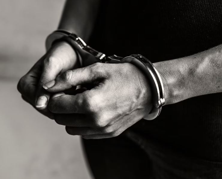 Mãe é presa por abandonar filha deficiente em Manaus 