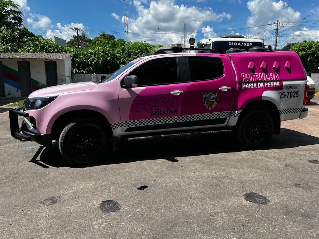 Homem invade e destrói casa da ex na frente das filhas em Manaus