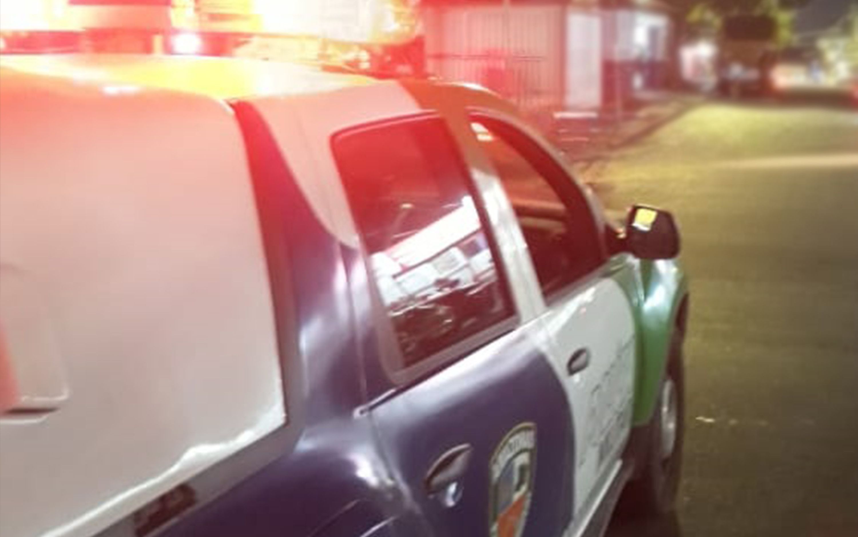 Dupla em motocicleta bate contra viatura da PM ao fugir após assalto em Manaus
