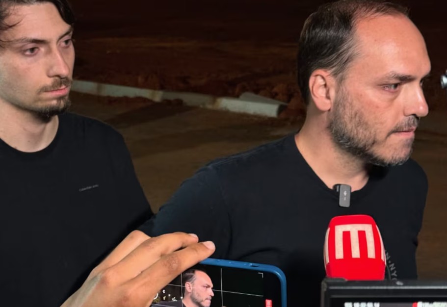 Filhos de Bolsonaro e fiéis fazem vigília por Bolsonaro e criticam STF: 'Perseguição'