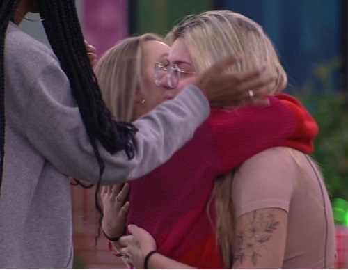 Viih Tube é detonada na web ao abraçar Carla Diaz após big fone: 'Falsa'