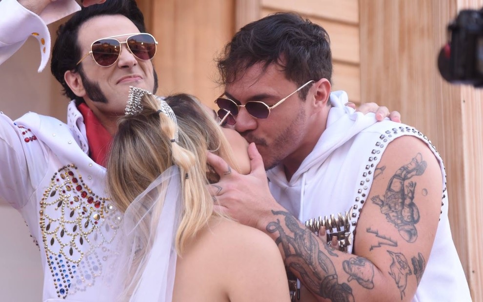 Namorando há 1 mês, ex-bbbs Viih Tube e Eliezer se ‘casam’ no Rock in Rio