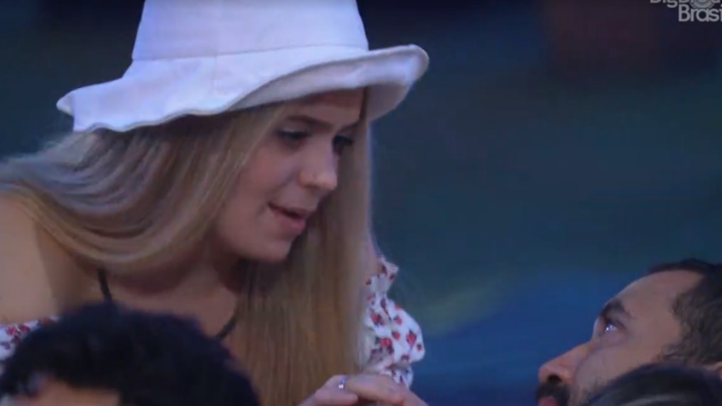 No banheiro, Viih Tube ouve Karol falando mal dela: ‘Cortei até a bost*'