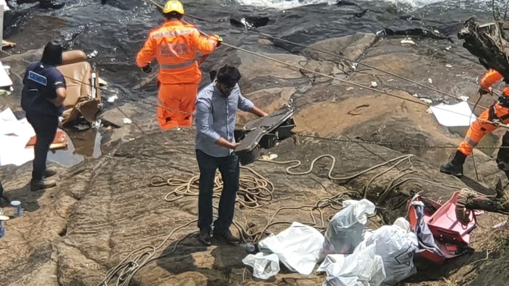 Violão de Marília Mendonça e mais pertences são retirados de avião