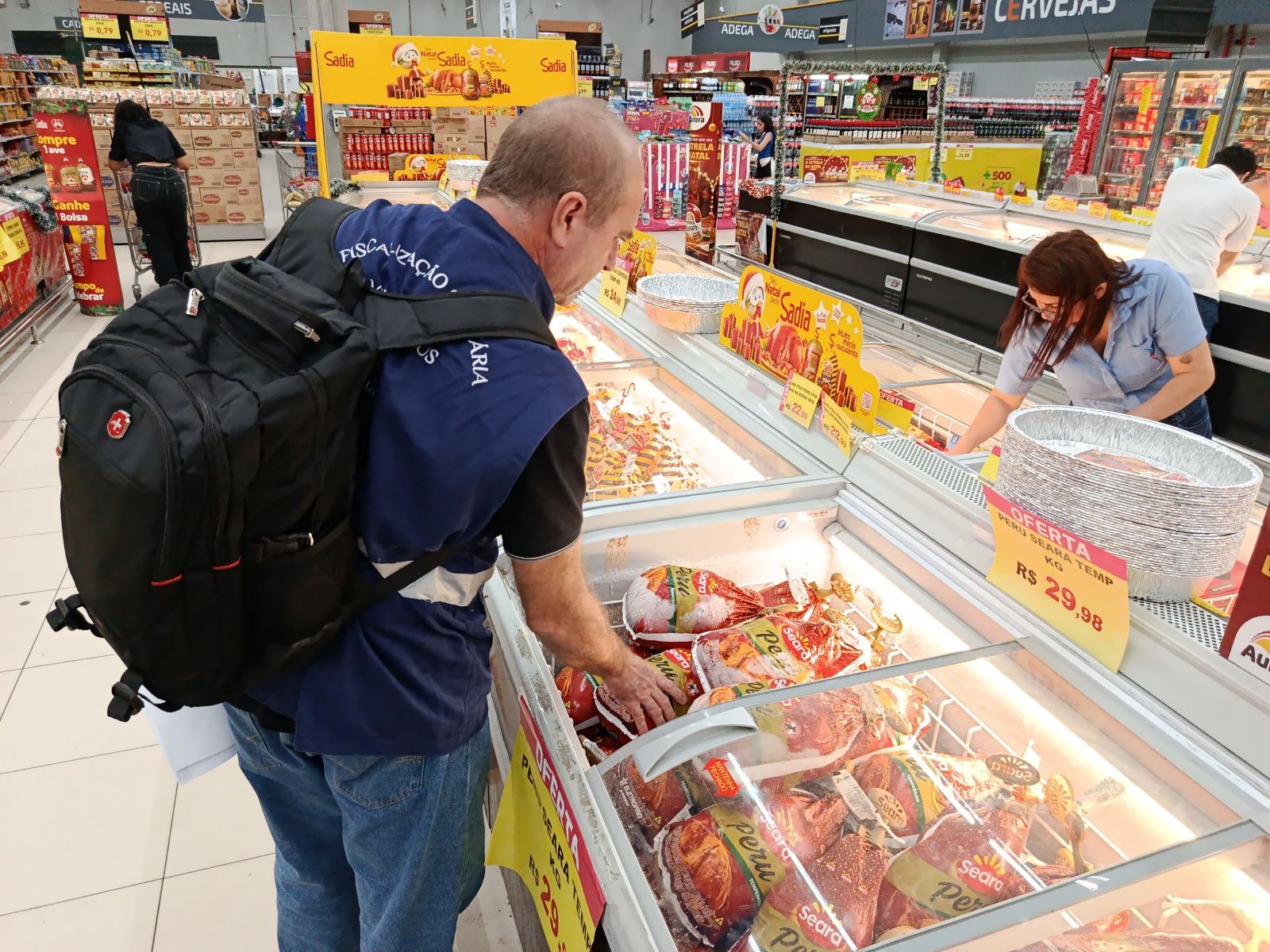 Operação apreende 688 quilos de alimentos impróprios em supermercados de Manaus