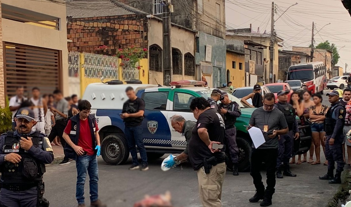 Sentado na calçada, homem é executado a tiros na frente de vizinhos em Manaus
