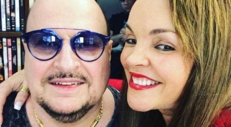 Sem ajuda financeira, viúva de Paulinho, do Roupa Nova, trabalha como ambulante