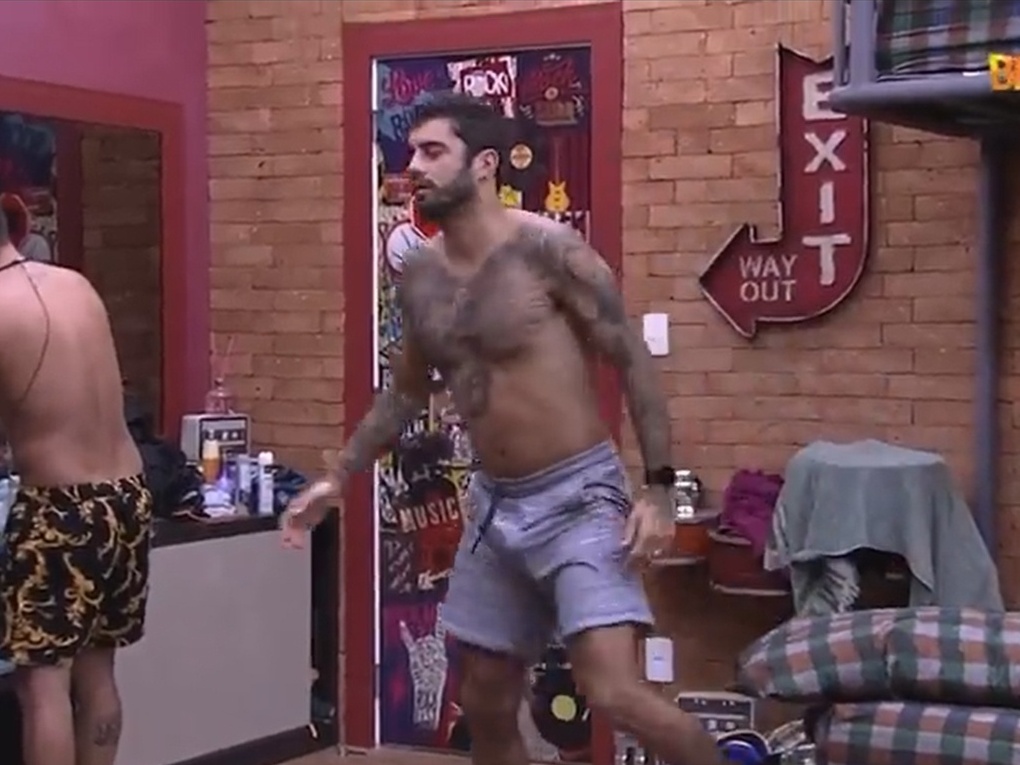 Volume em bermuda de Pedro Scooby agita web: 'gigante de Nazaré?'; vídeo