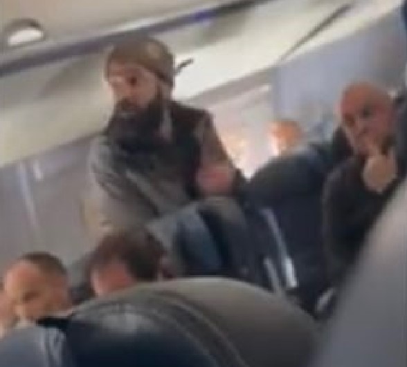 Vídeo: Homem tenta abrir porta de avião durante voo e ameaça matar passageiros