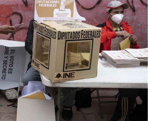 Homem atira cabeça degolada em centro de votação no México