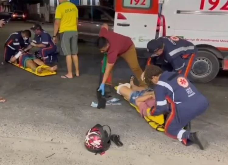 Mulheres ficam feridas em acidente após moto invadir contramão em avenida 