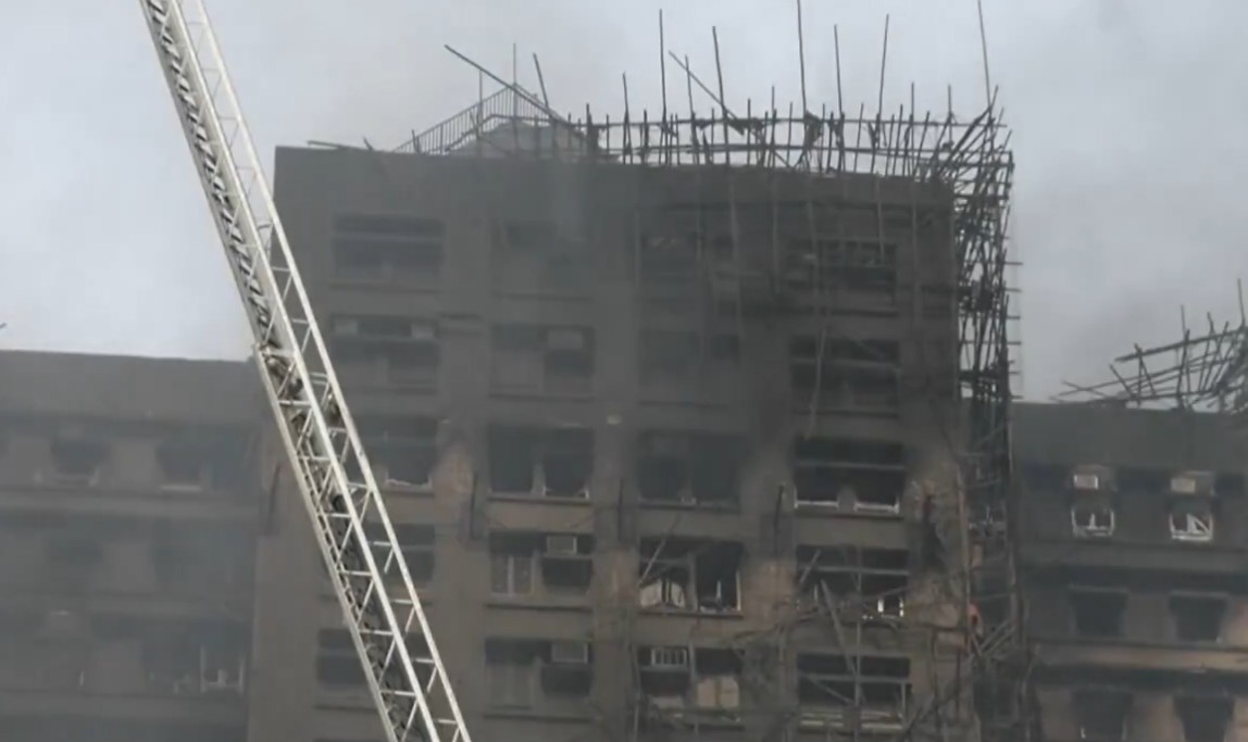 Incêndio em Hong Kong chega ao fim após dois dias e deixa 128 mortos  