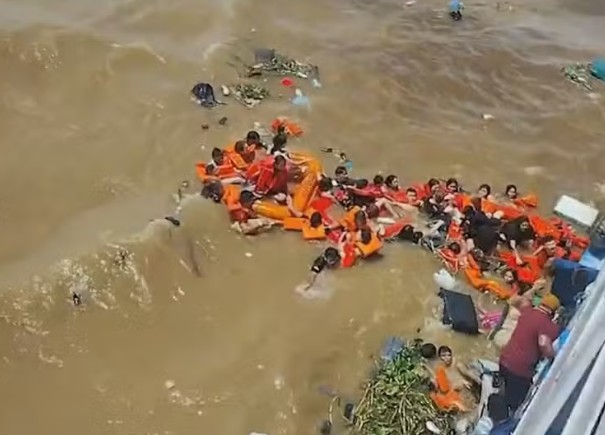 Sem saber nadar, mãe abriu mão de colete para salvar filho em naufrágio: 'Se salva'