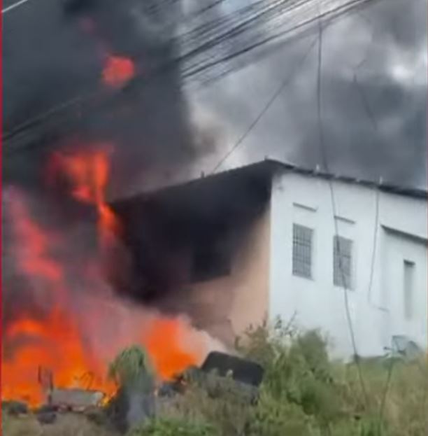 Incêndio atinge casa e destrói parte de oficina no Cidade de Deus 