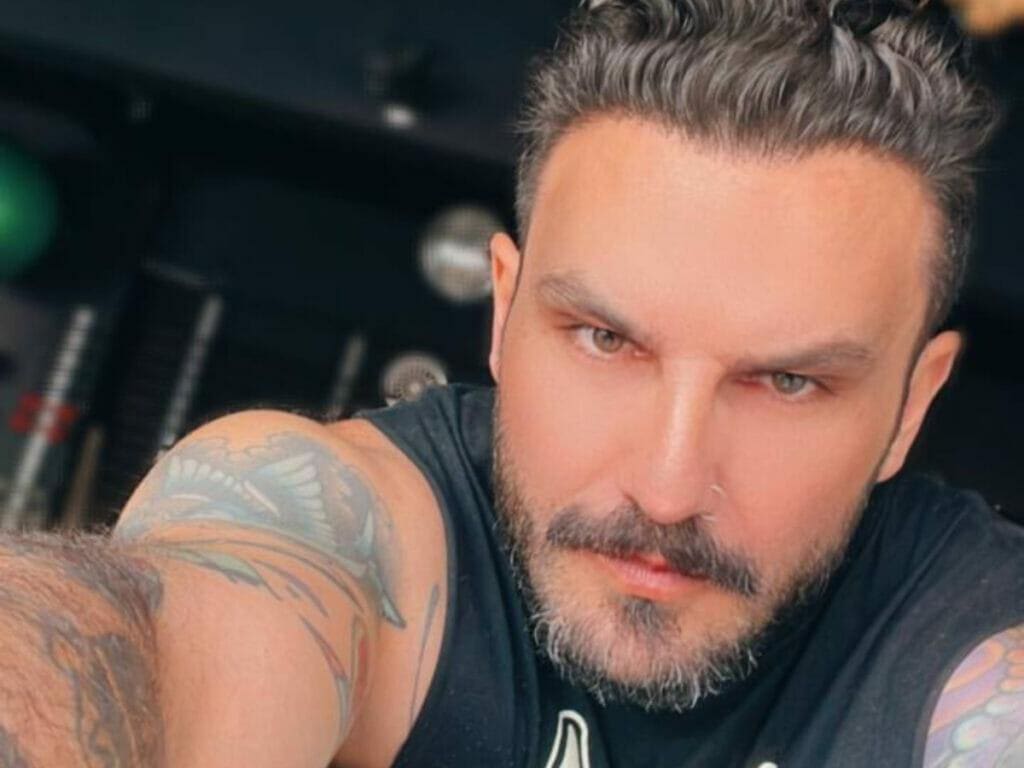 Ex-BBB Wagner Santiago revela que faturou no OnlyFans com harmonização peniana
