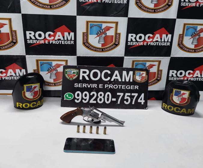 Dupla é presa enquanto passeava com arma escondida em carro em Manaus