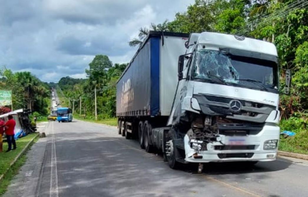 Sobe para 30 o número de vítimas no acidente com micro-ônibus na BR-174 
