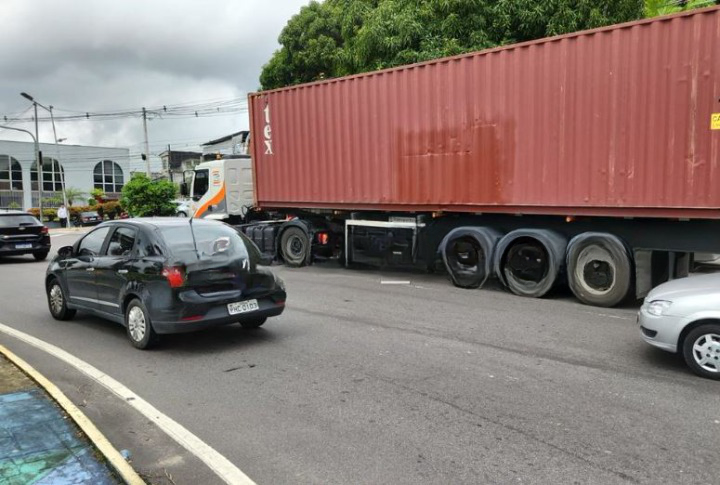 Carreta em pane complica trânsito na rotatória do Eldorado em Manaus 