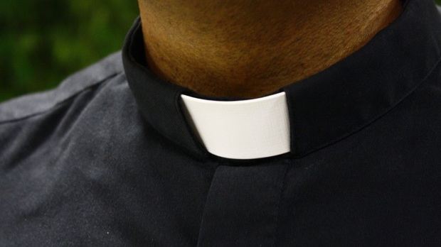 Mulher descobre troca de mensagens do marido com padre e é presa por extorquir sacerdote