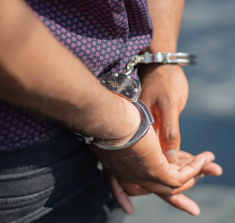 Casal é preso por deixar bebê e filha de 5 anos sozinhas para irem à festa em Manaus