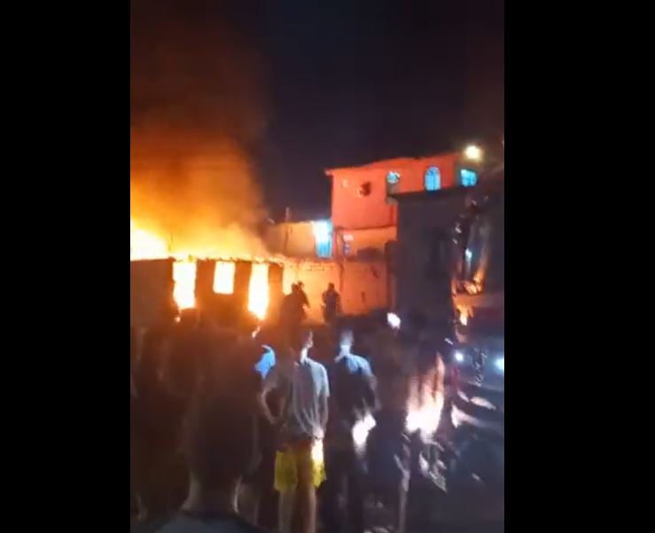 Na calada da noite, criminosos incendeiam carro e casa em Manaus